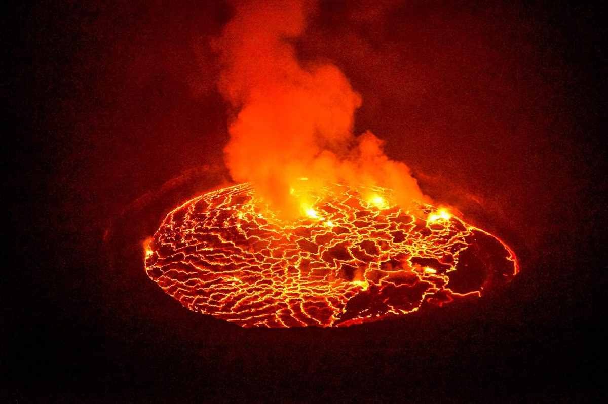 Mount Nyiragongo, Republik Demokratik Kongo – Gunung berapi aktif dengan kawah yang penuh dengan lava