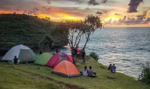 Pantai Kesirat, Tebing Laut dengan Sunset Dramatis
