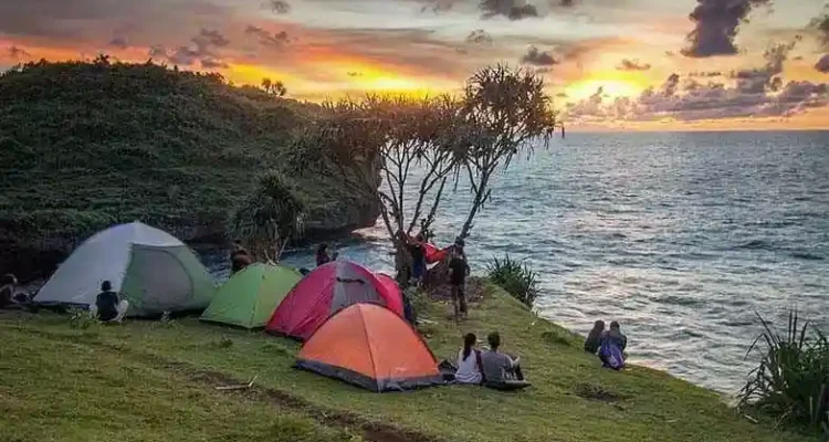 Pantai Kesirat, Tebing Laut dengan Sunset Dramatis
