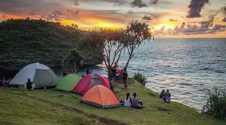 Pantai Kesirat, Tebing Laut dengan Sunset Dramatis