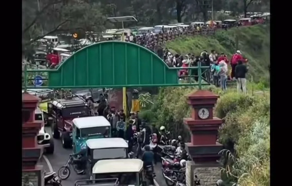 antrean jip wisata Bromo