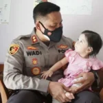 Polisi Gendong Bayi