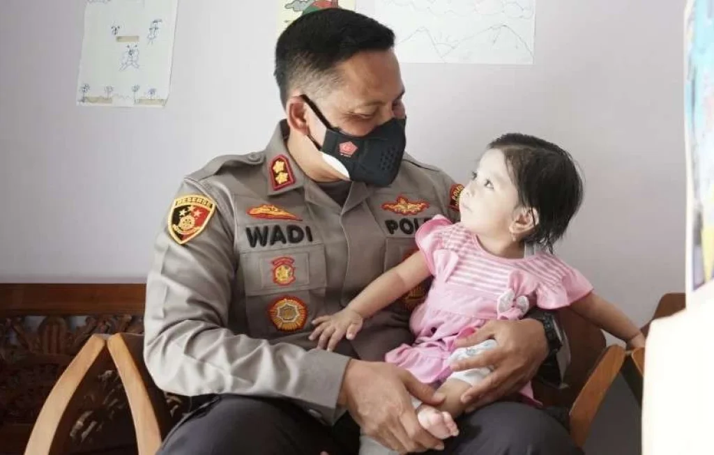 Polisi Gendong Bayi