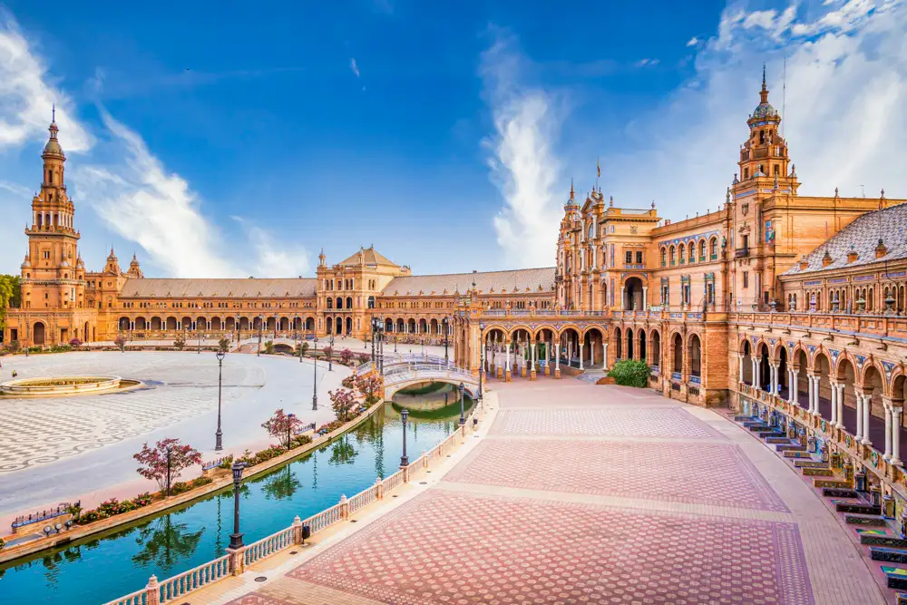 Wisata di Spanyol, Dari Kota Bersejarah hingga Pantai Mediterania